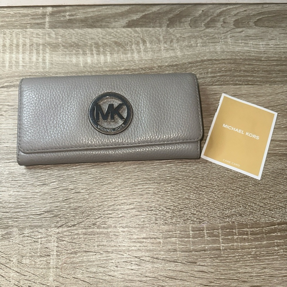 Michael Kors Fulton Carryall Wallet in a grey Pebbled leather